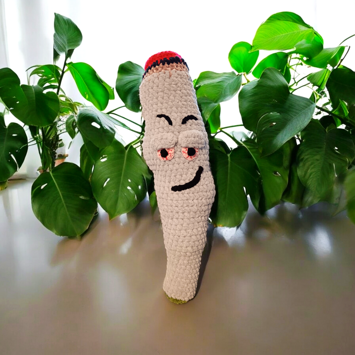Johnny, die Markenfigur von Savitas Sativas, mit einem Aktivkohlefilter